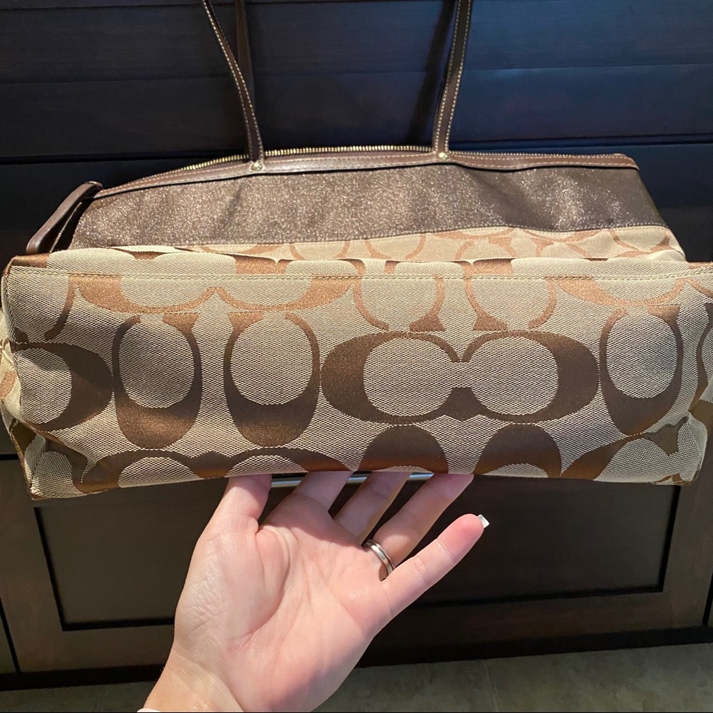 Authentic Signature Coach Tote Purse - Picture 4 of 9